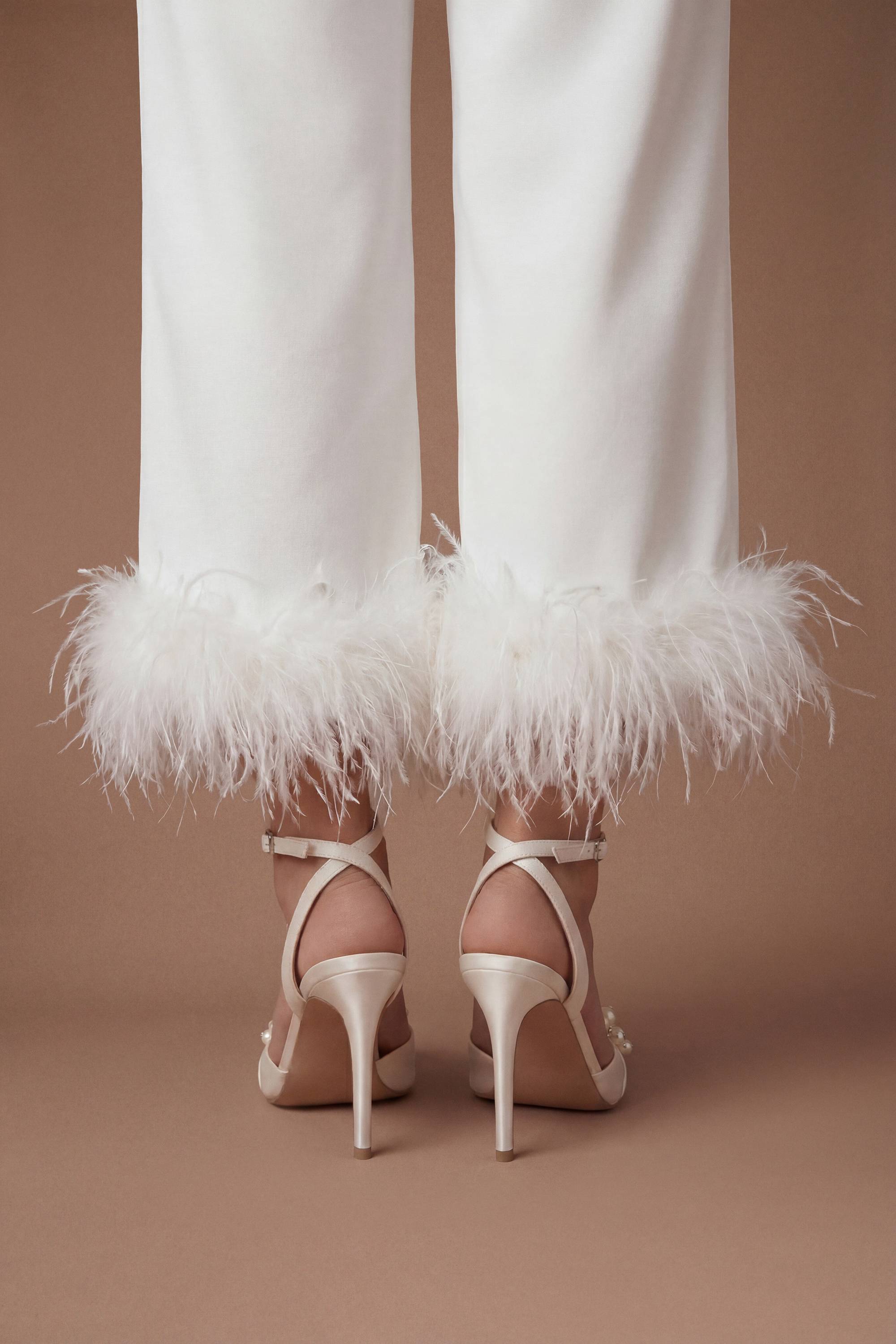 Coast Chaussures De Mariée Hollie À Talon Aiguille Haut En Satin Avec Détail De Perles Et Bride Arrière Avec Semelle Confort