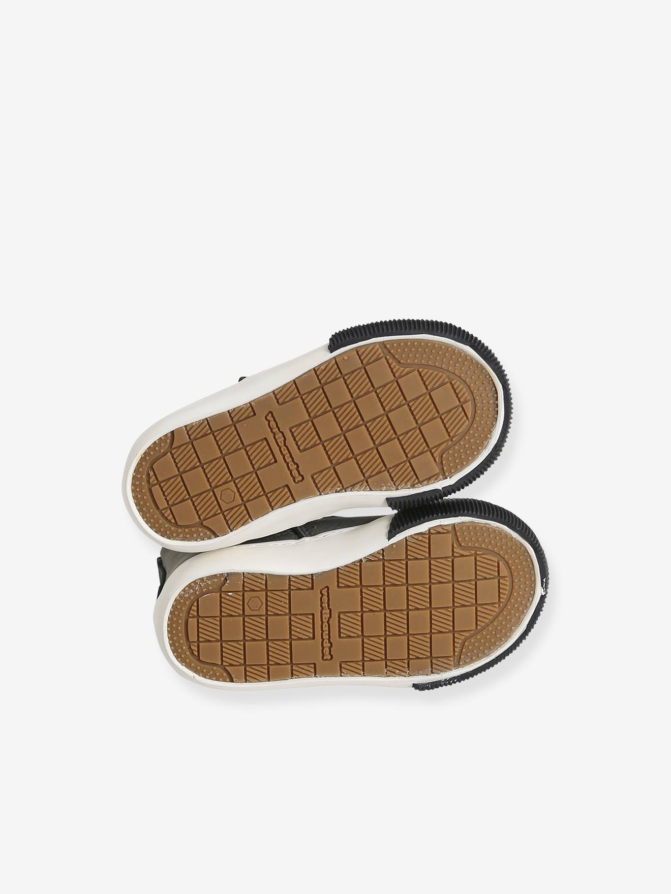 Sapatinhos elegantes com zíper para bebê menino, lisos em cinza escuro com estampas.