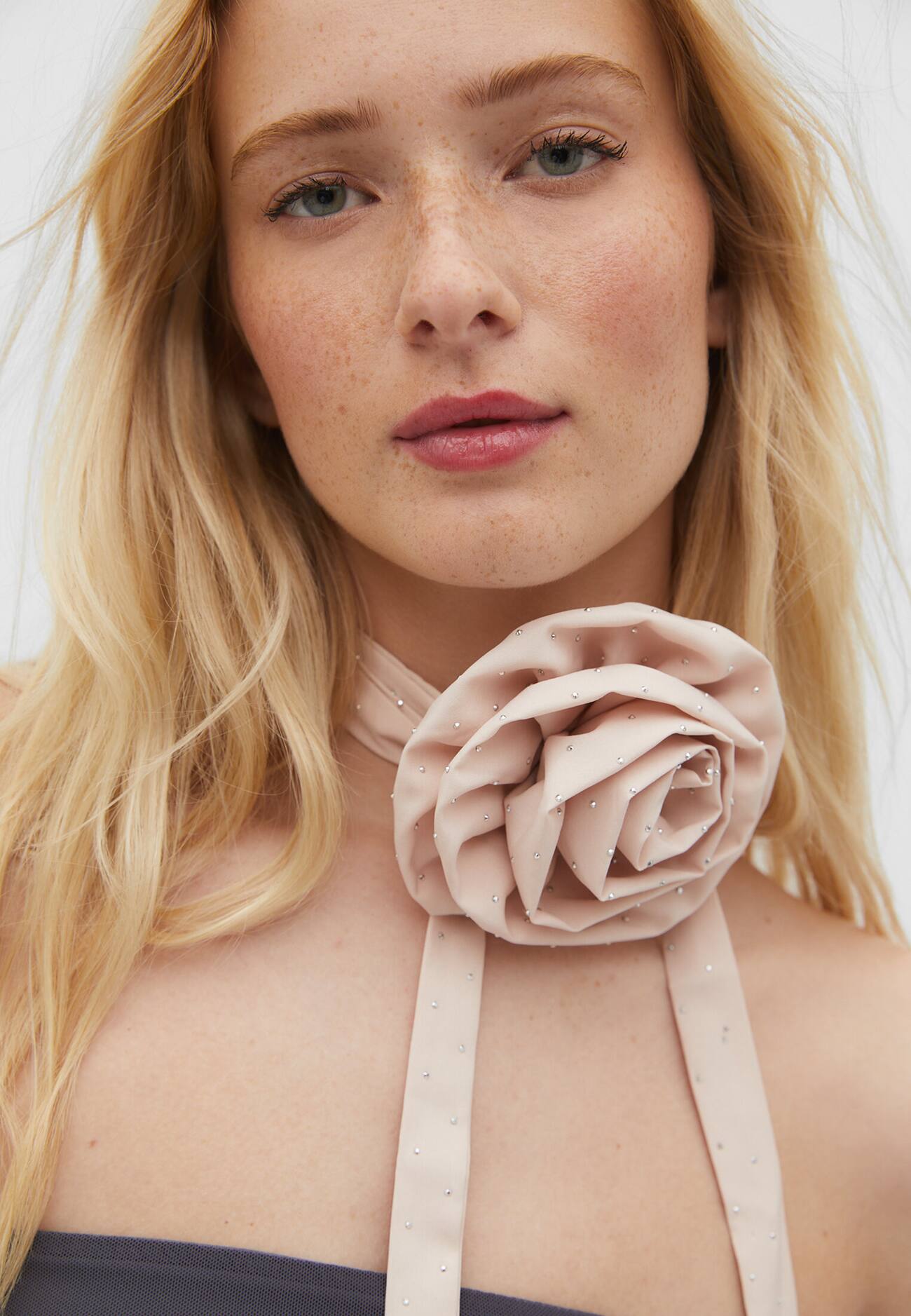 Colar gargantilha floral de cetim com strass.