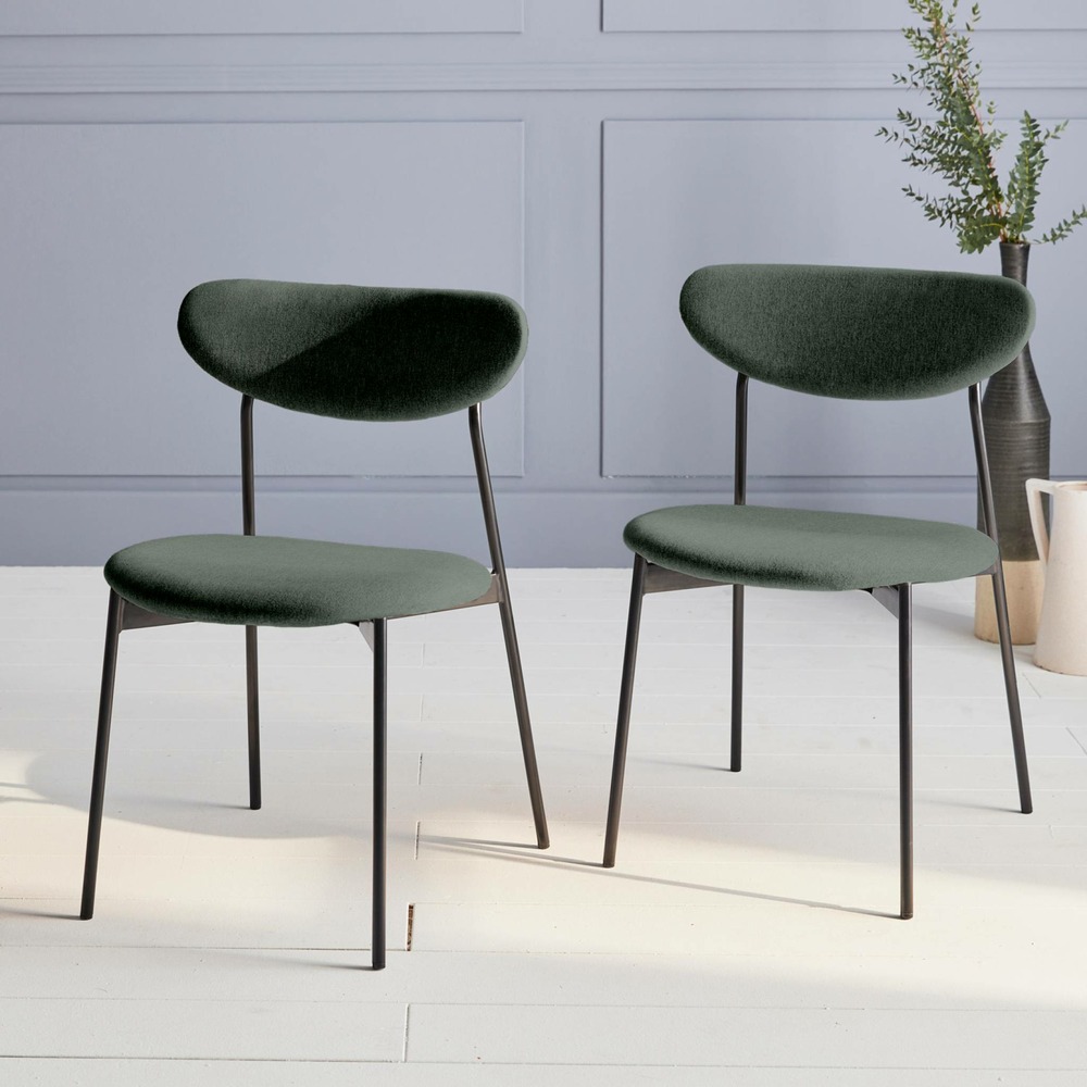 Lot de 2 chaises - arty - scandinaves et vintage. Assise et dossier vert. Pieds en acier