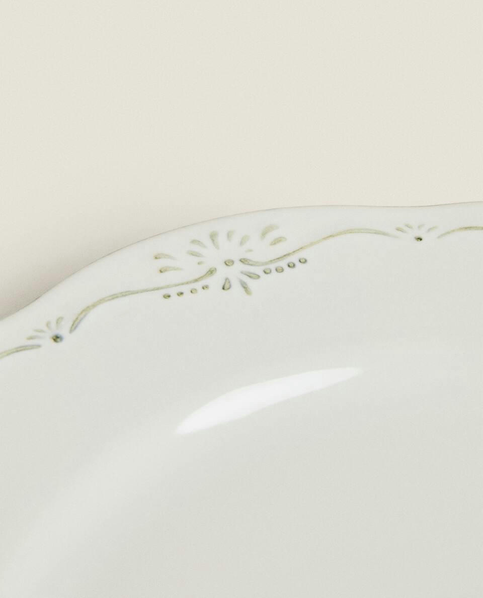 Prato de jantar de cerâmica com decoração natalina em relevo
