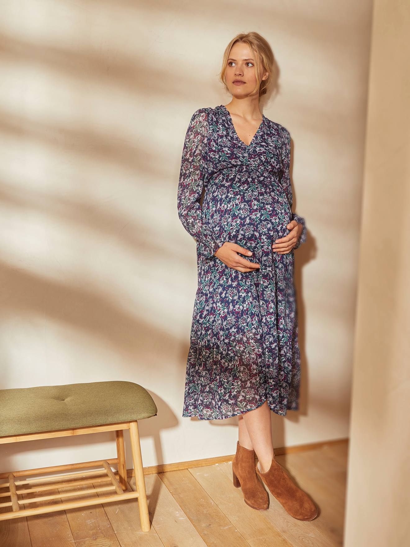 Vestido longo estampado em crepe para gestantes e lactantes, estampa azul médio.