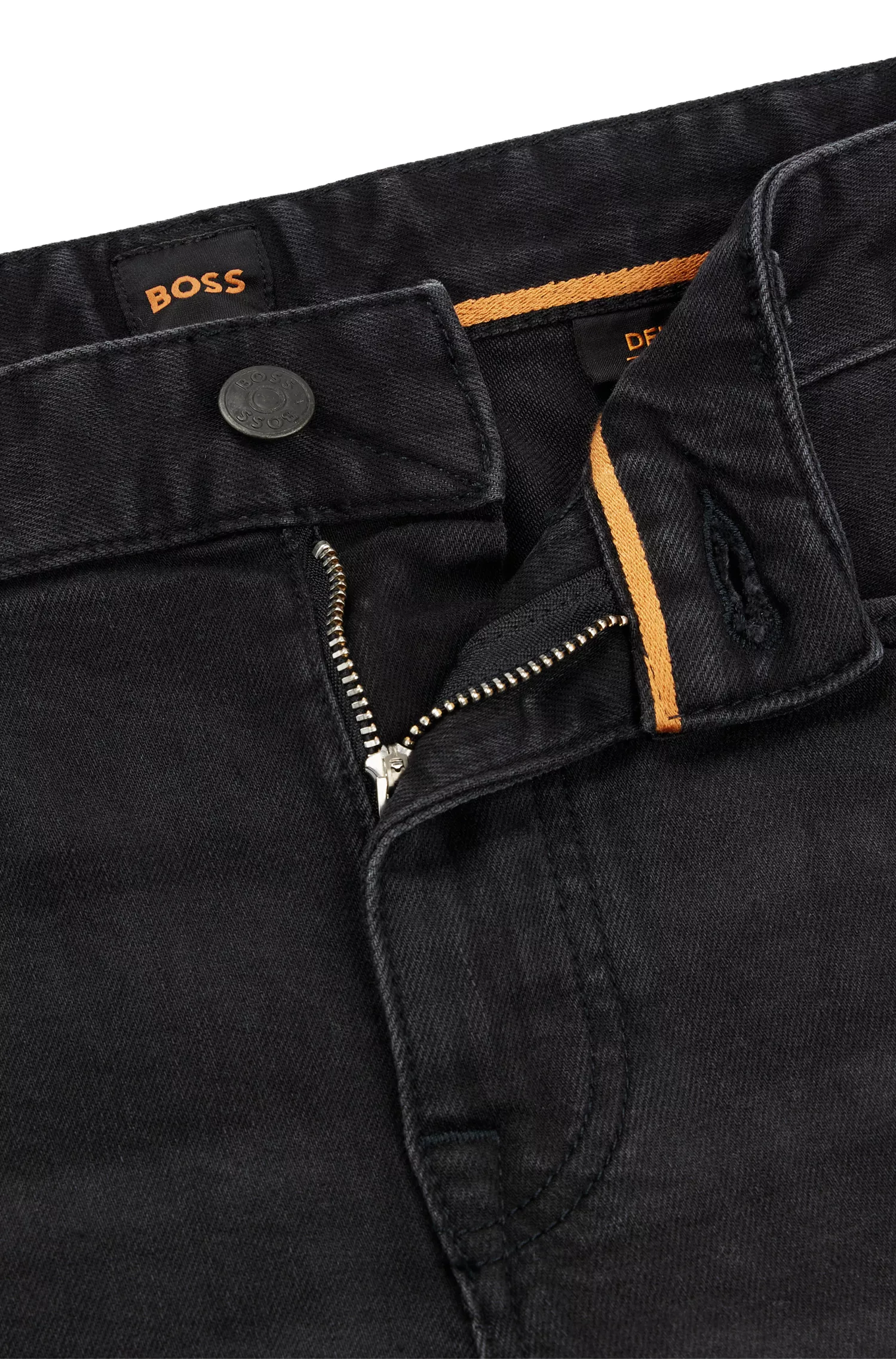 Calça jeans BOSS laranja, corte slim, em denim preto super elástico.