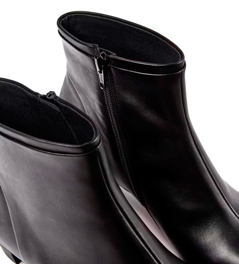 Botas de cano curto Camper Helena em couro preto