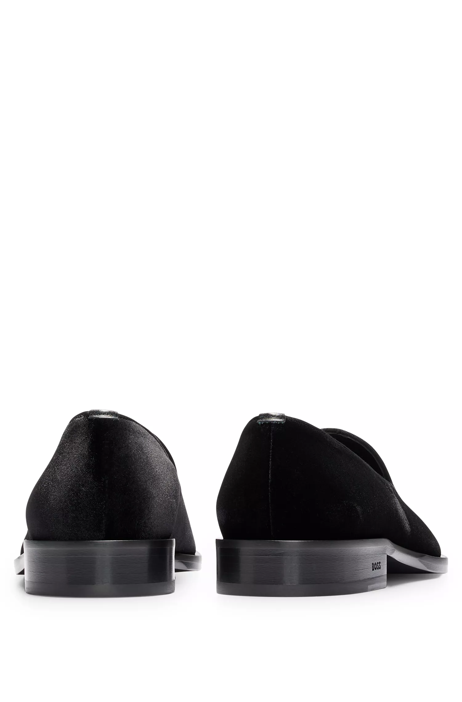 Mocassins BOSS pretos, fabricados na Itália, em veludo com palmilha acolchoada.