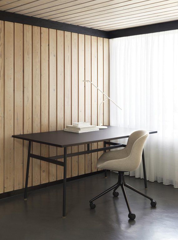 Normann Copenhagen Hyg gestoffeerde bureaustoel zwart onderstel Sand Synergy
