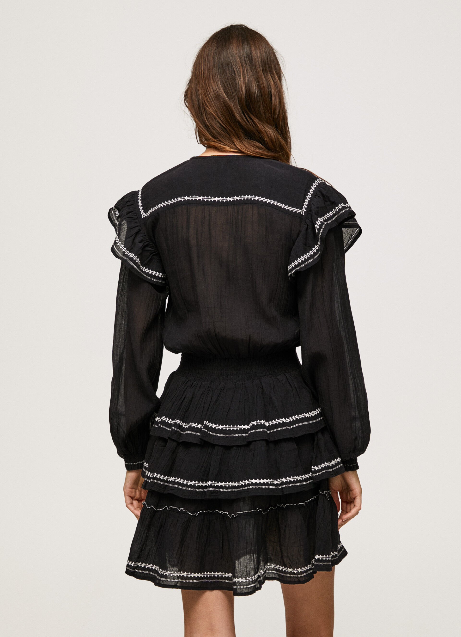 Mini vestido com detalhes bordados - preto