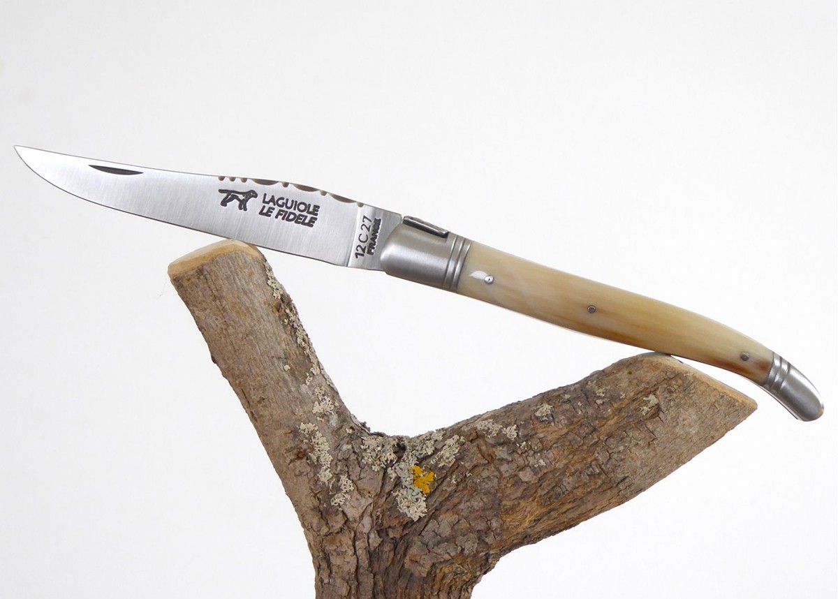 Couteau Laguiole bombé avec un manche en Corne blonde et mitres inox