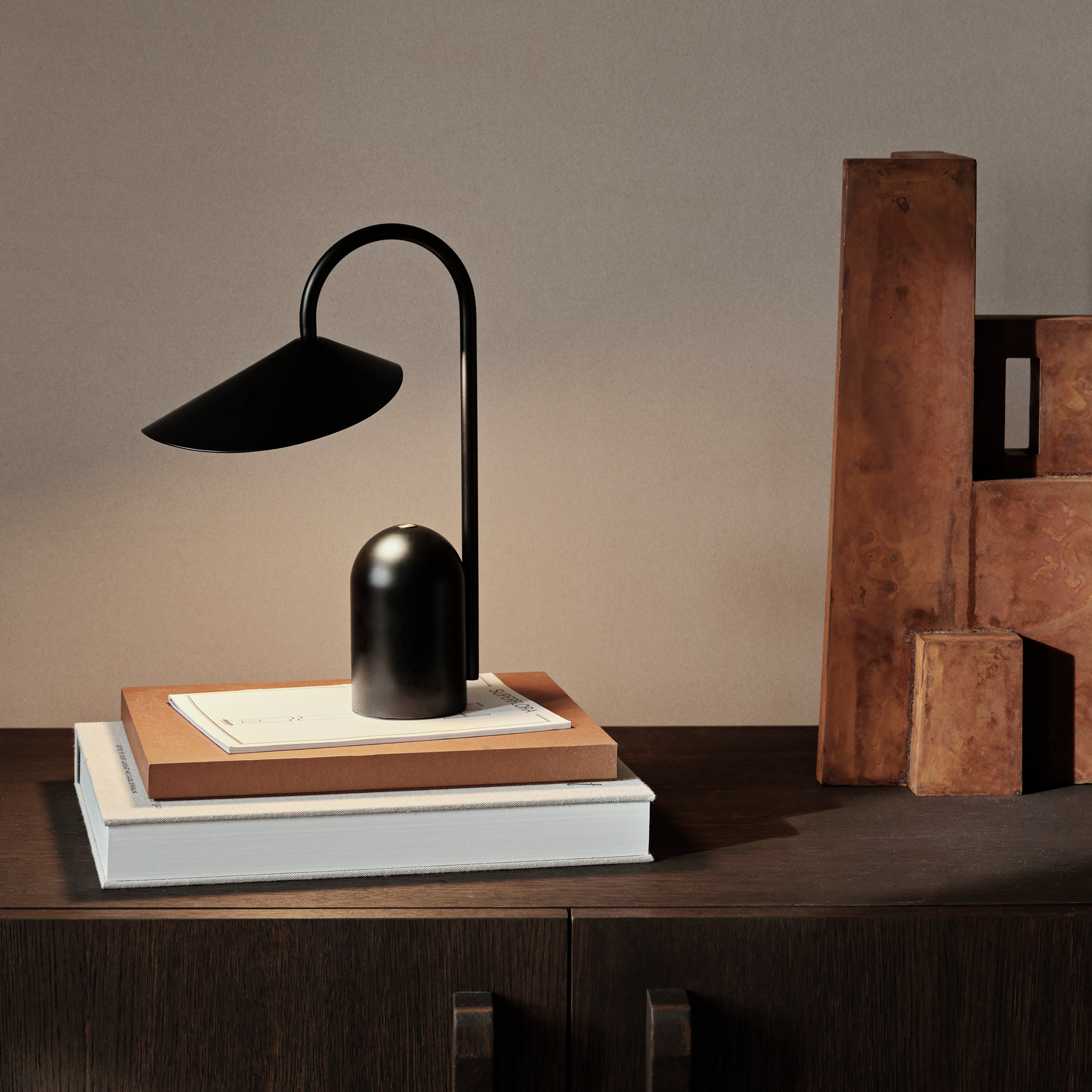Ferm Living Arum Oplaadbare Tafellamp - Zwart