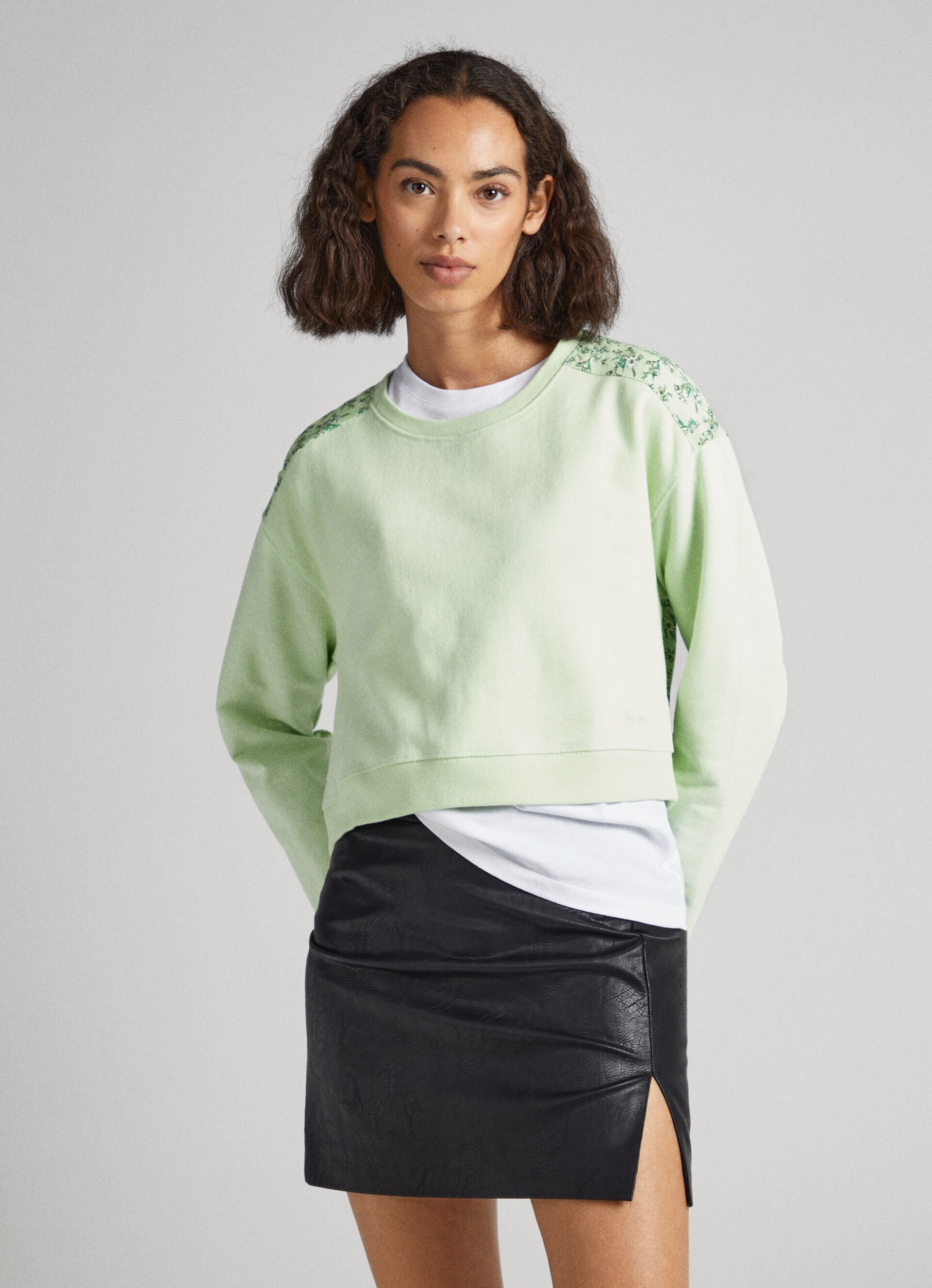 MOLETOM COM ESTAMPA FLORAL - verde claro