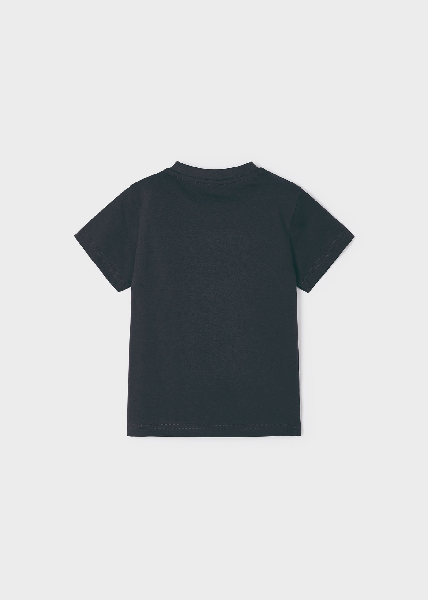 Camiseta infantil masculina em algodão sustentável com estampa.