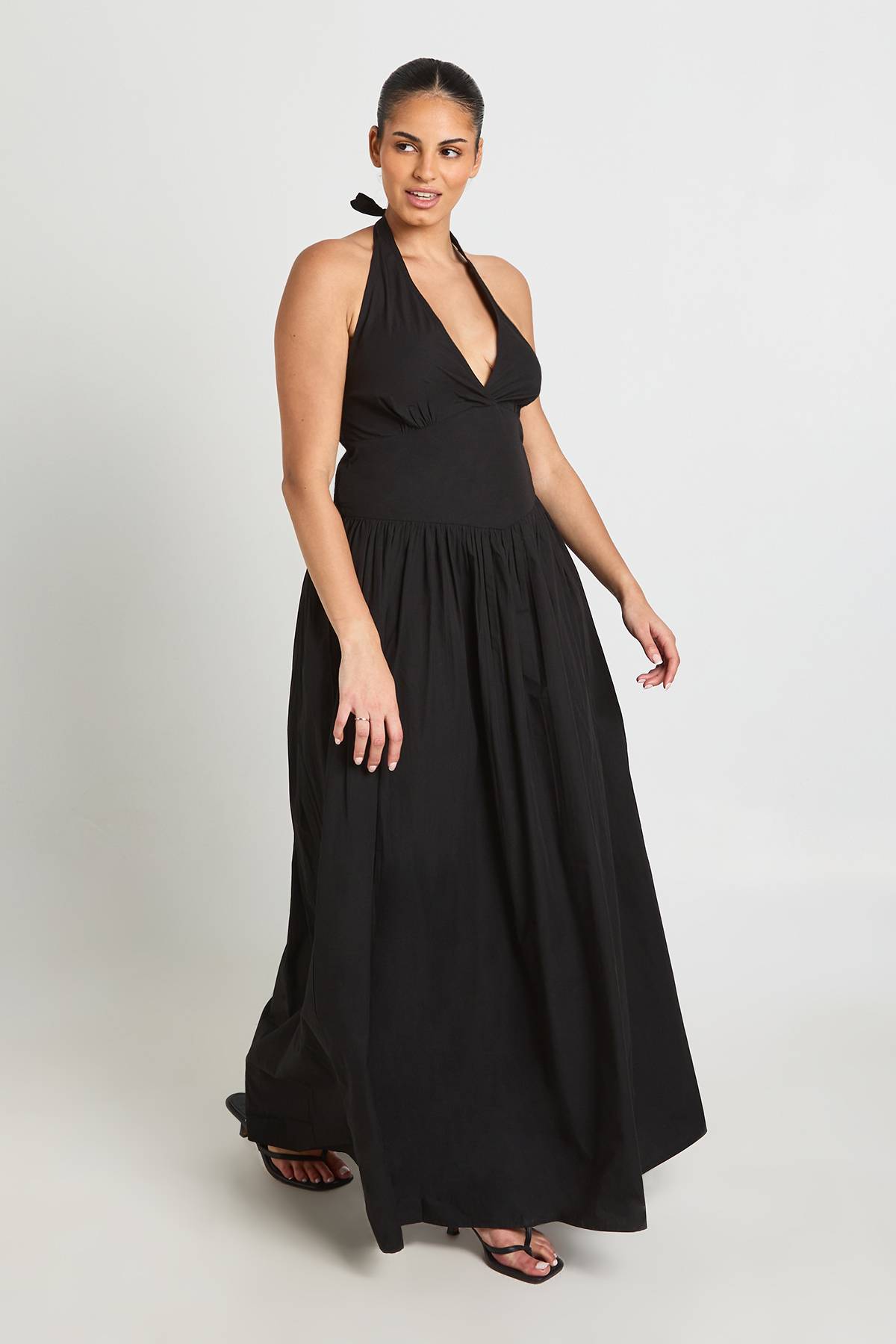 boohoo Robe Longue Plissée Grande Taille En Popeline De Coton Avec Encolure Dos-nu