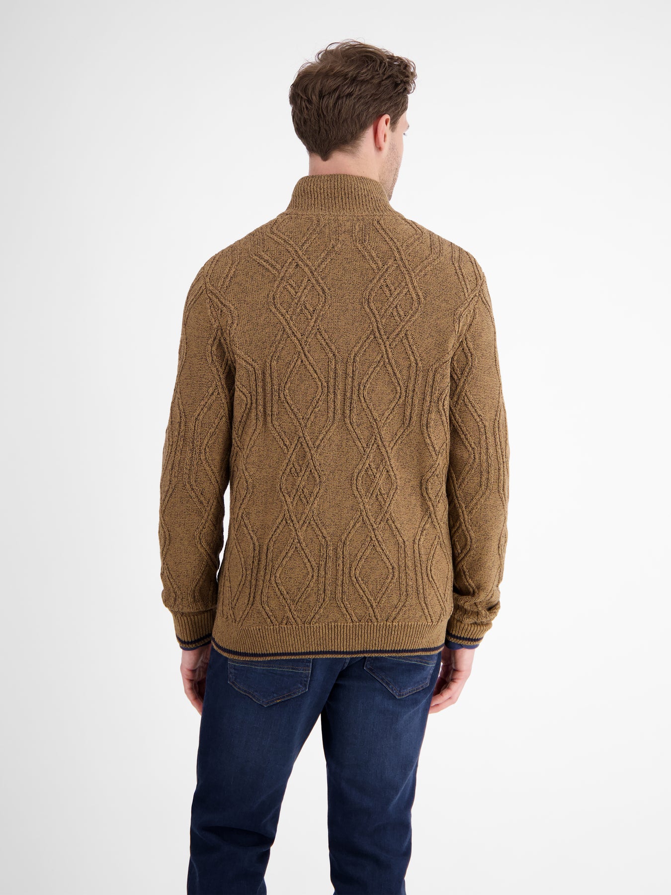 Herren-Strickjacke mit Zopfmuster