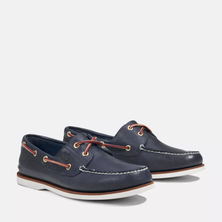 Sapato náutico clássico de dois ilhós para homem, na cor azul.