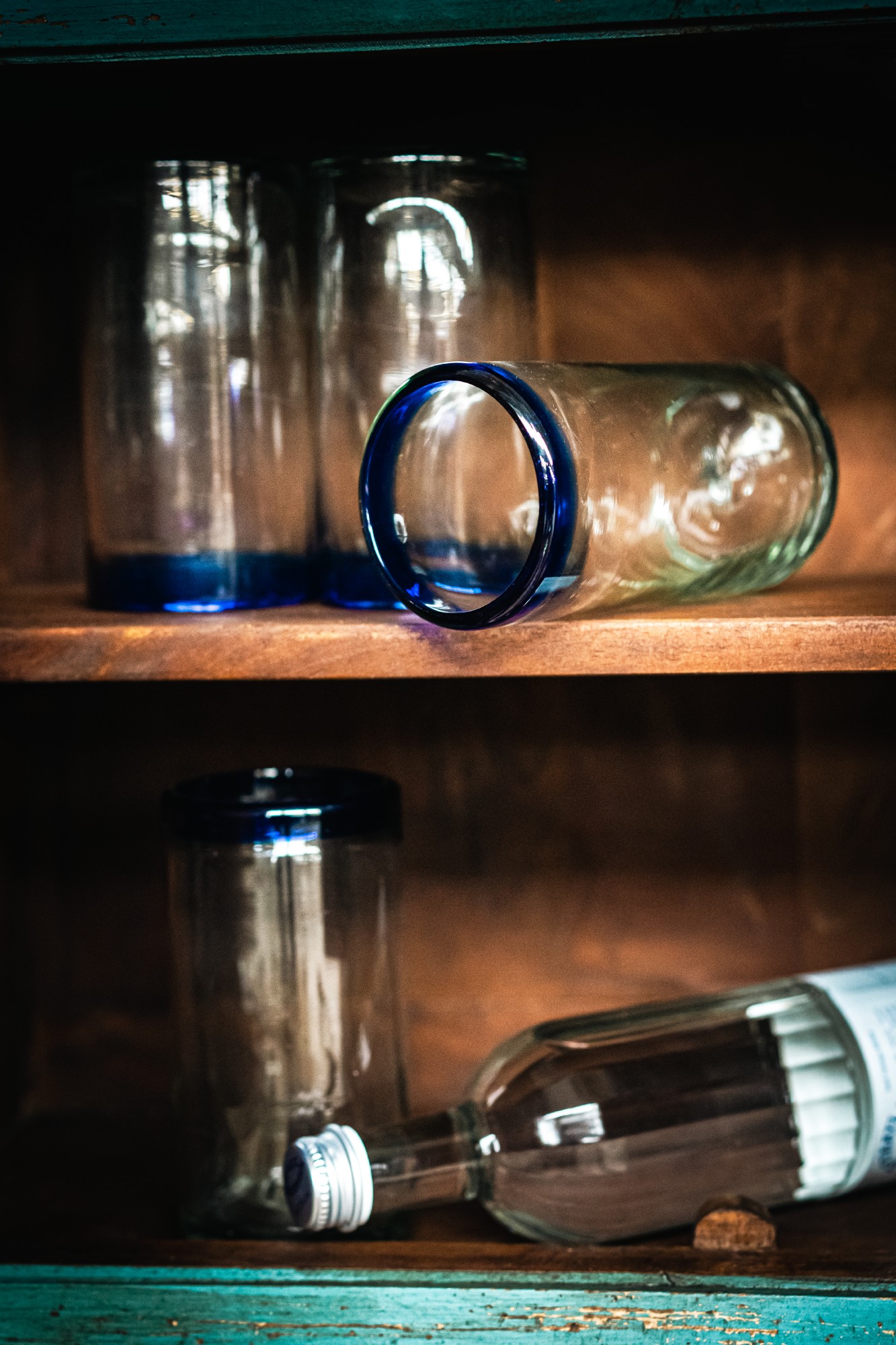 Wasserglas mit blauem Rand, mundgeblasen, H 15 cm, Ø 8 cm zu 9,50