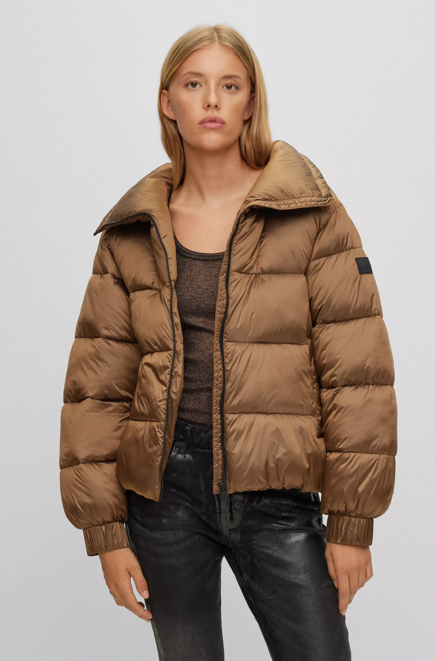 Jaqueta puffer BOSS laranja, corte regular, em tecido brilhante.