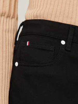 Calça jeans preta de cintura alta e corte reto, estilo cigarrete.