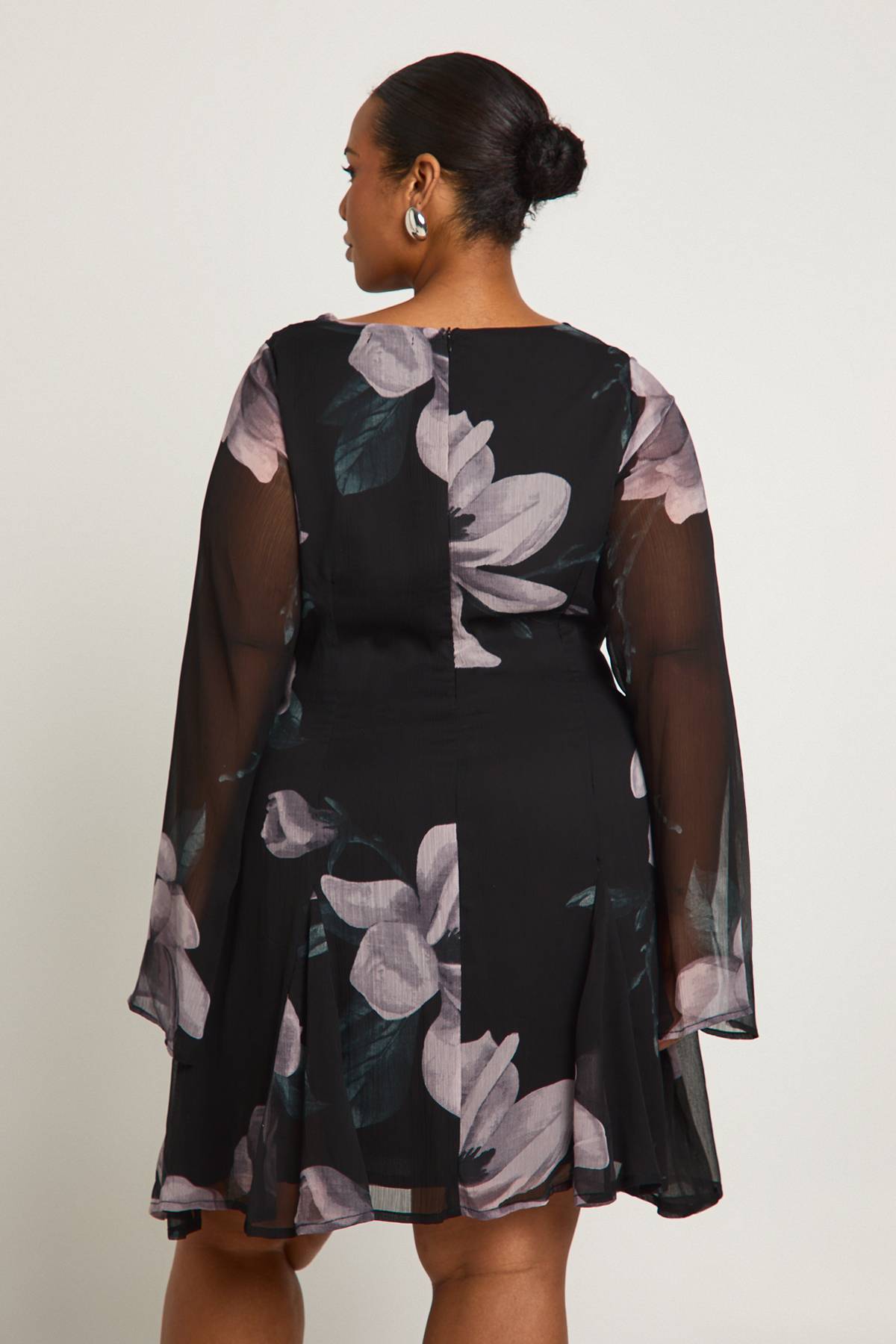 boohoo Robe mini patineuse en chiffon à manches longues Plus Floral