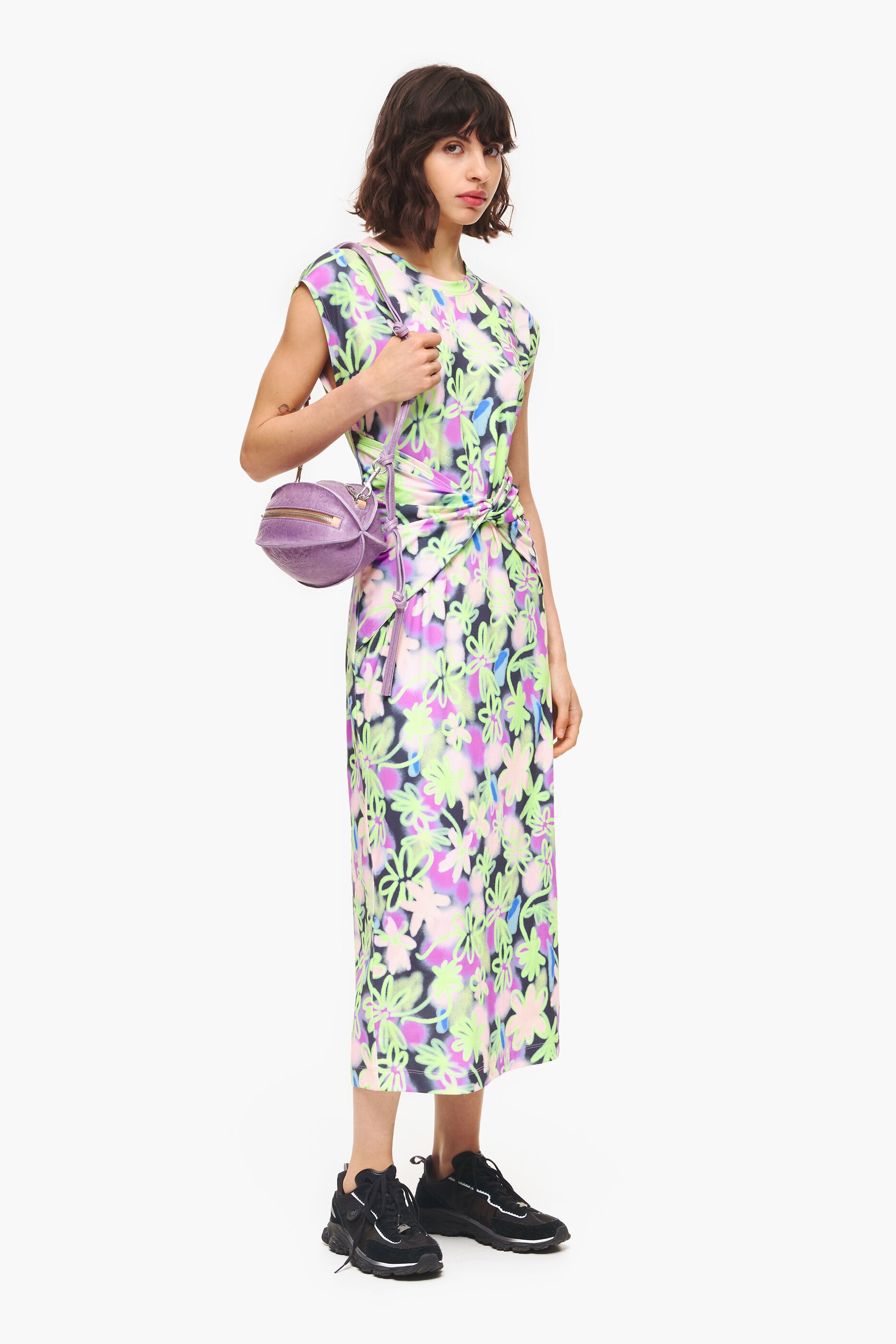 Vestido midi lilás com estampa de grafite e flores