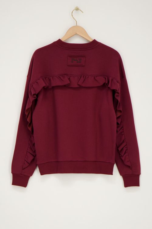Donkerrode sweater met ruffle en patch
