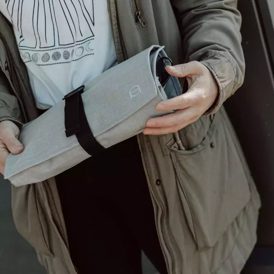 Anna und Oskar Faire Wickeltasche Friedchen aus recyceltem Material Hellgrau
