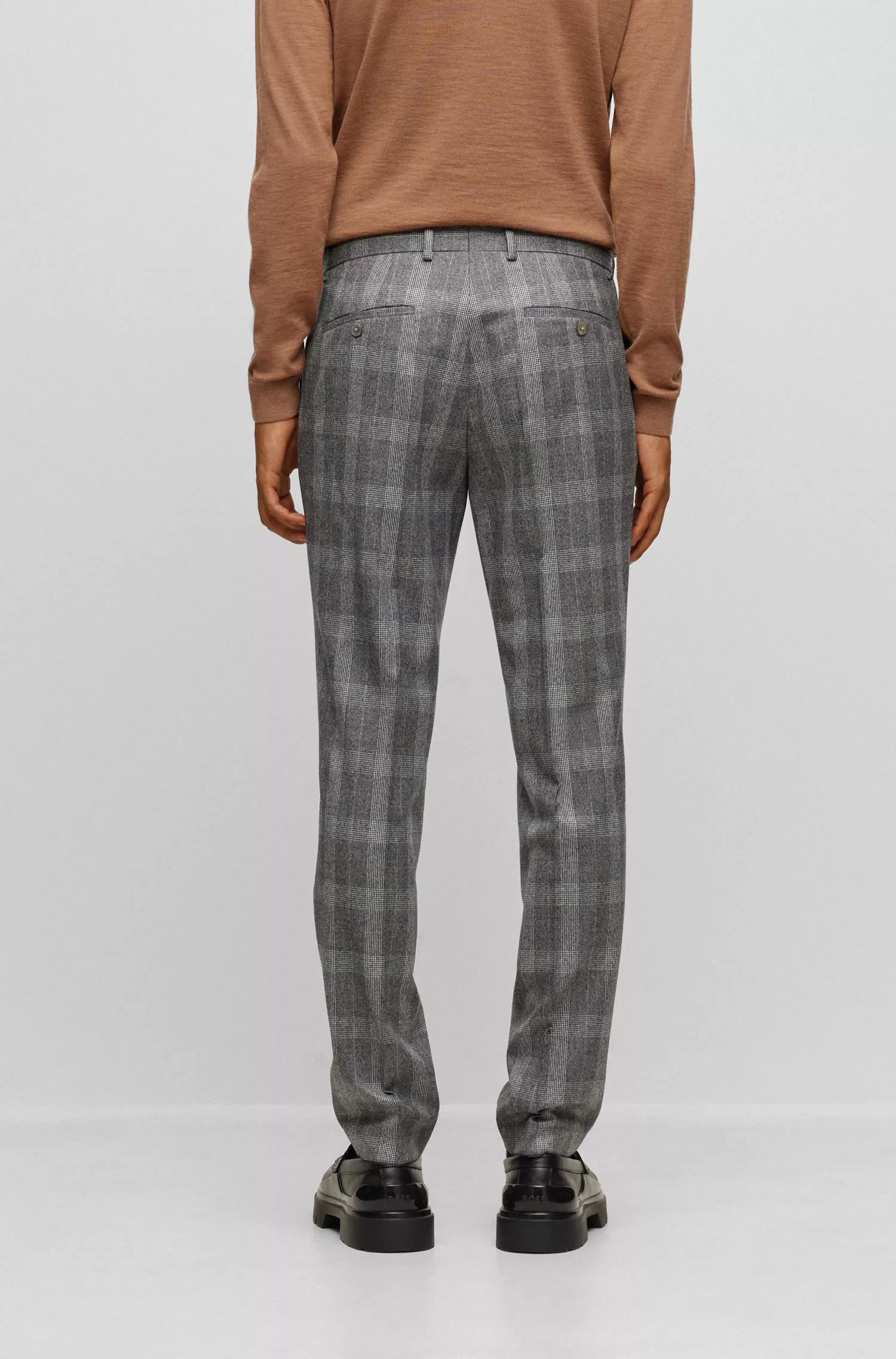 Terno BOSS preto slim fit em lã virgem xadrez.