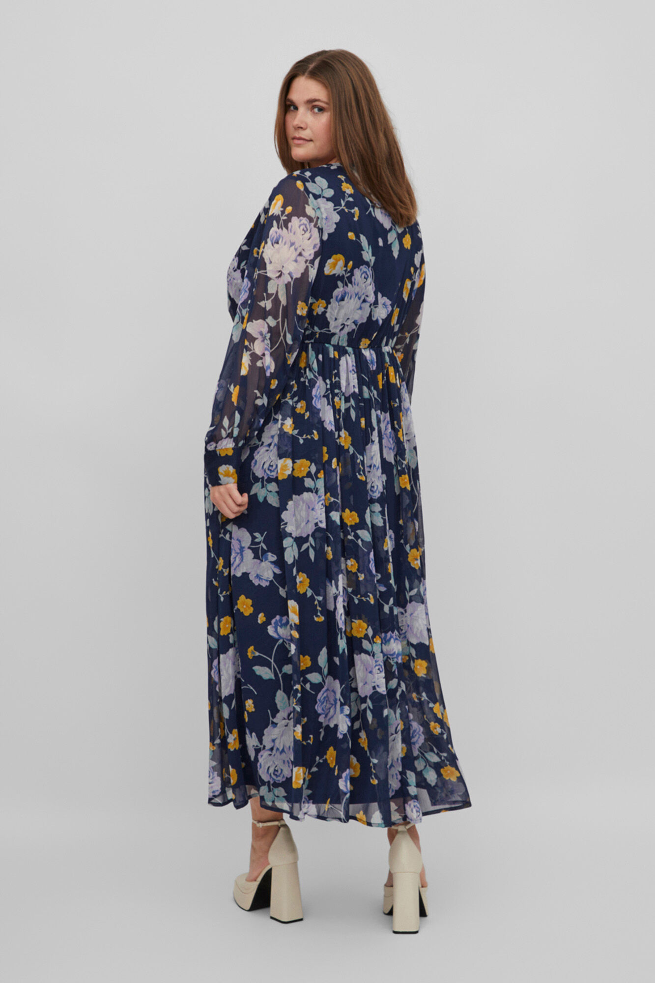 Vestido longo de chiffon estampado com mangas compridas da Evoked by Vila - Azul Marinho