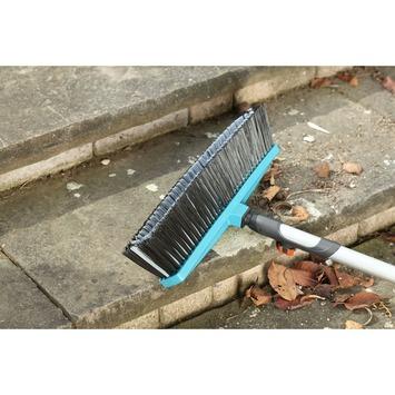 Gardena straatbezem met krabber