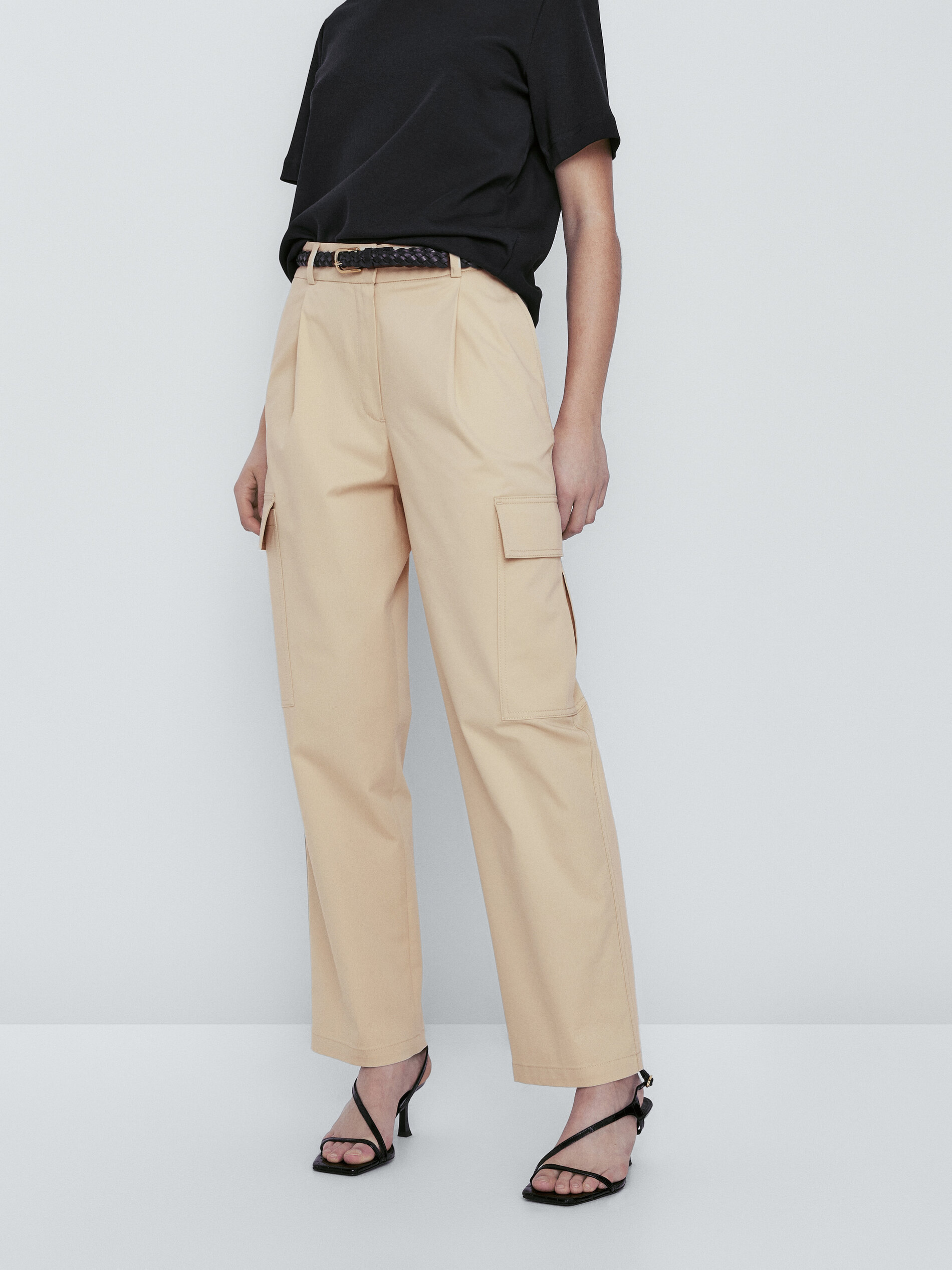 Calça cargo com bolsos grandes - BEGE