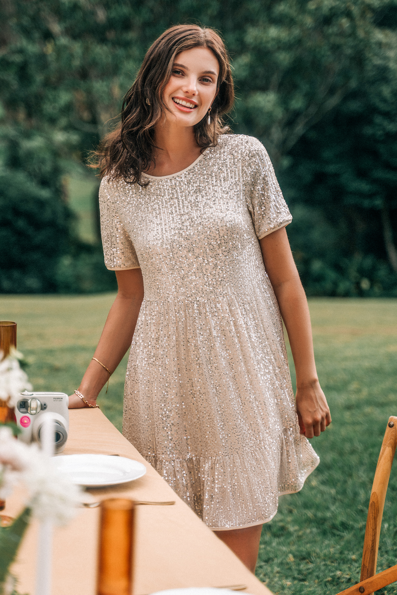 Robe mini à manches courtes et ourlet à volants