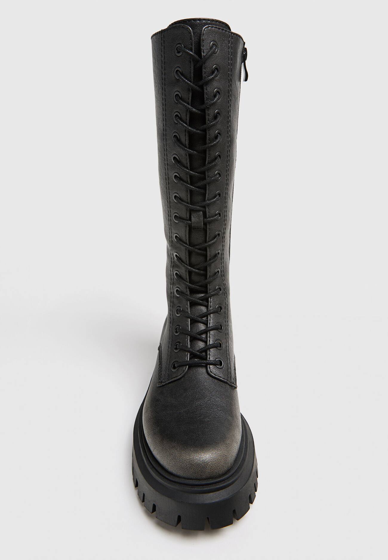 Botas de sola tratorada com cadarço e cano baixo