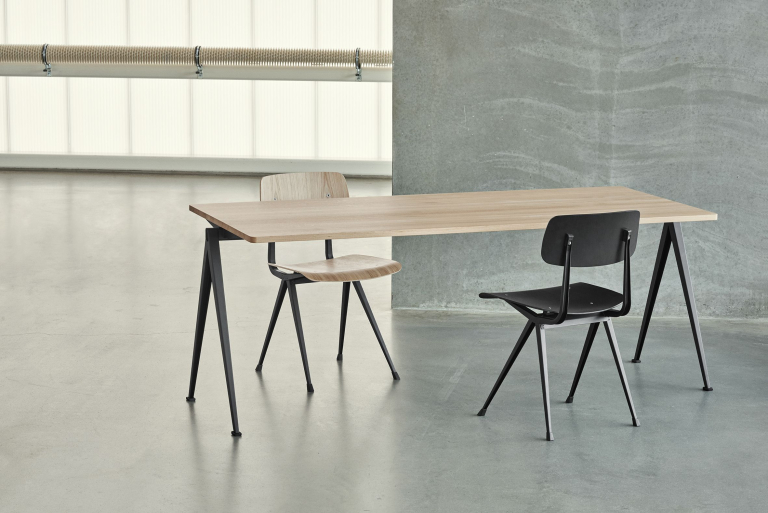 Hay Pyramid 01 bureau 140x75 gerookt eiken,beige onderstel
