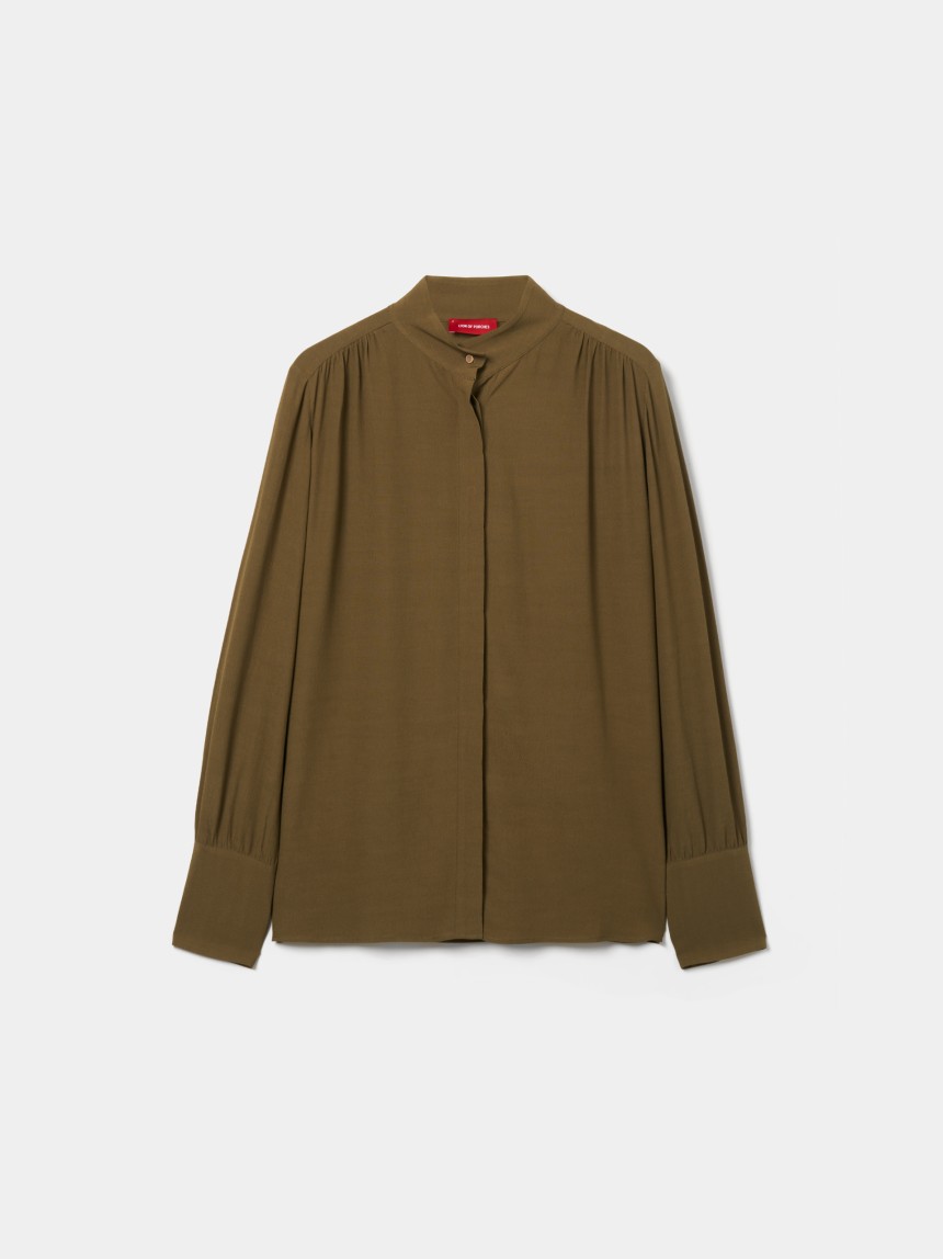 Camisa fluída com gola subida