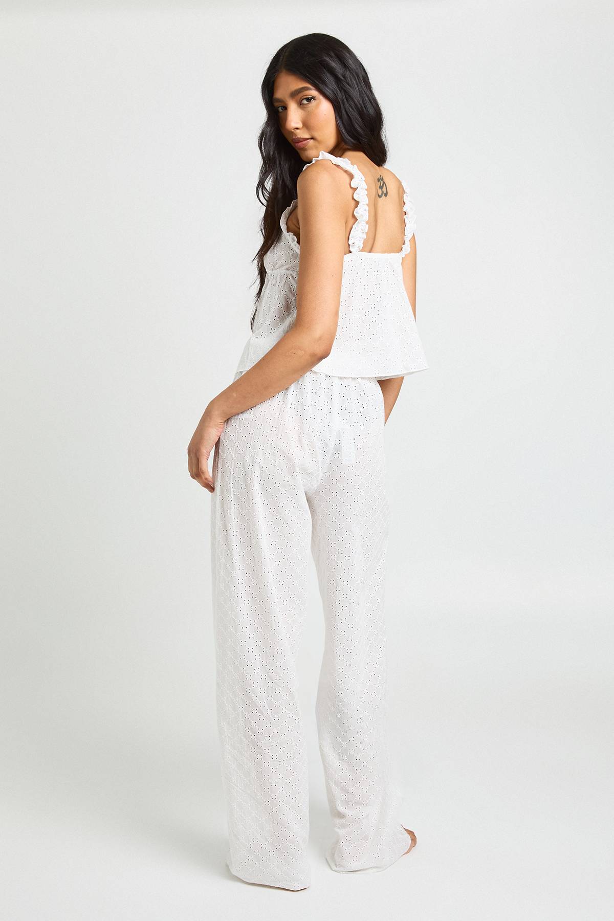 boohoo Ensemble Pyjama Grande Taille Caraco Et Pantalon Avec Détails De Broderie Anglaise Et Volants