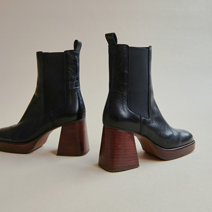 Bottines à bouts carrés et élastiques  en cuir veilli noir
