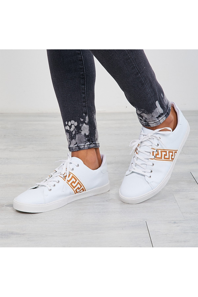 Baskets blanches avec bande à motif grec