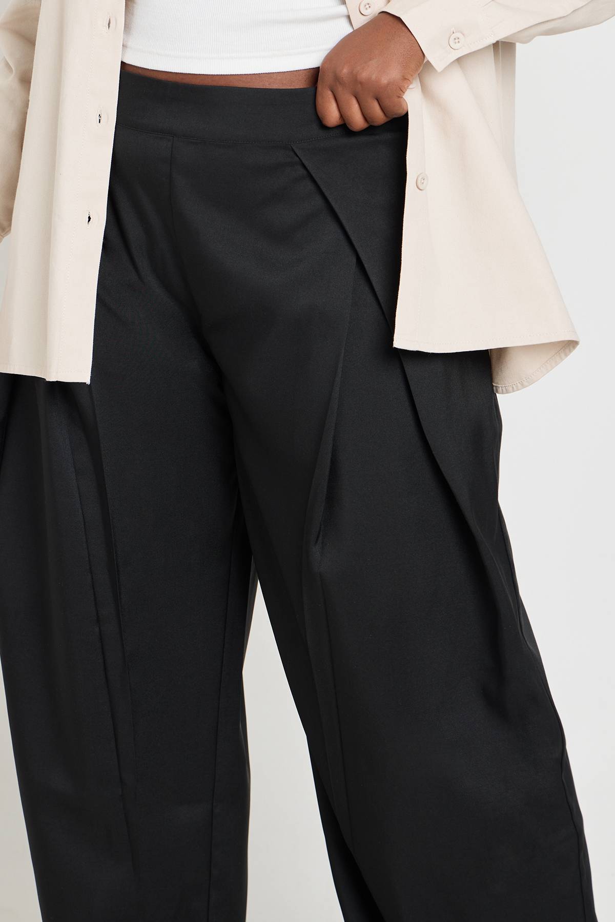 boohoo Pantalon Grande Taille À Jambes Tonneau Et Plis