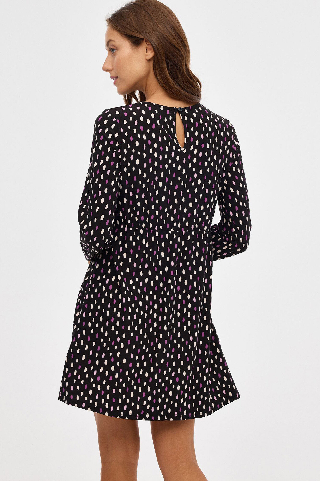 Vestido curto com mangas compridas