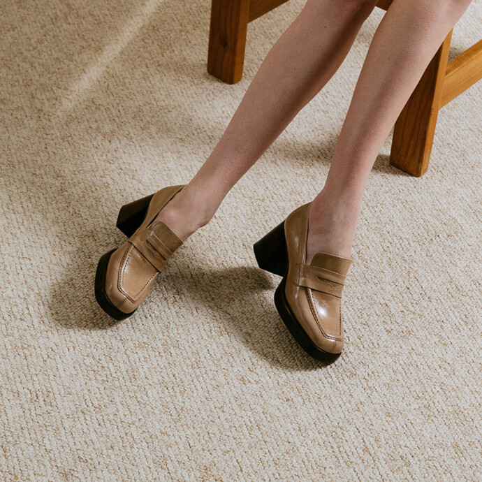 Mocassins à talons  en cuir brillant beige