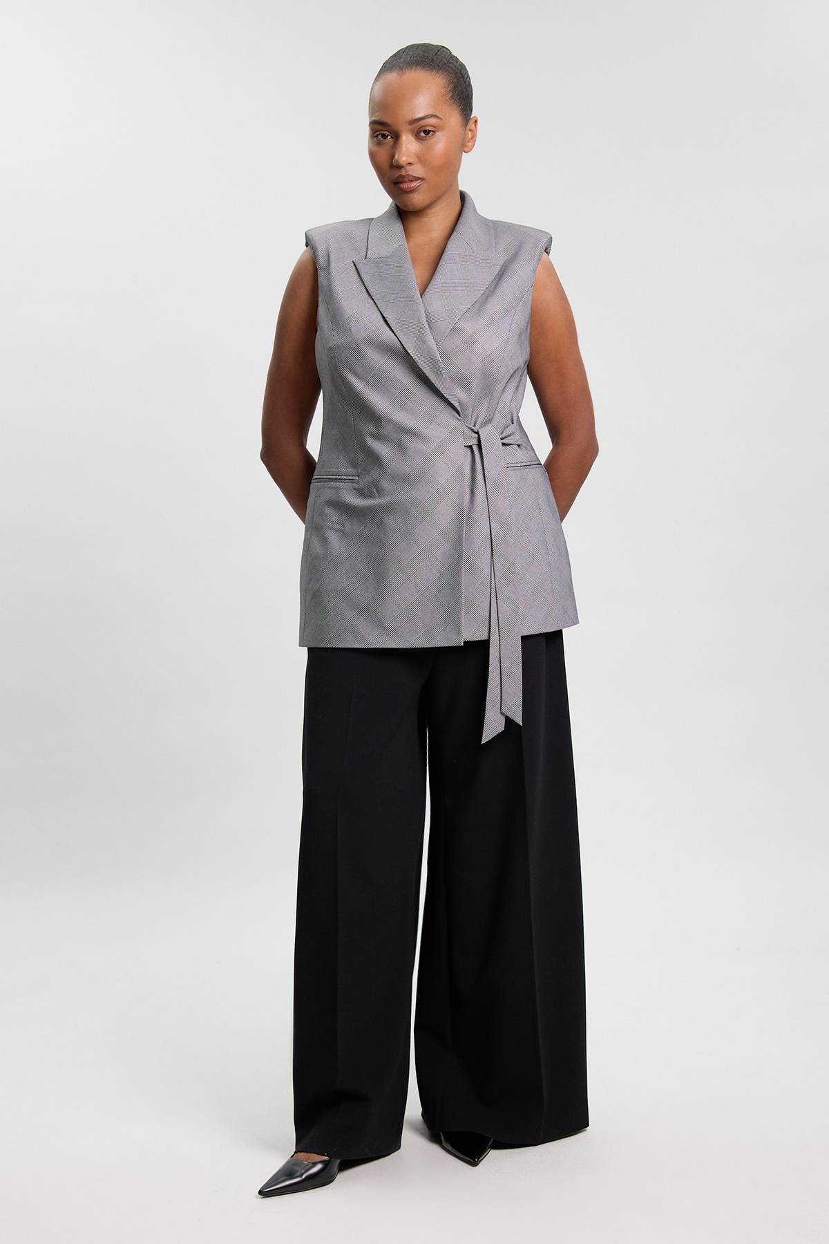 KarenMillen Blazer Sans Manches Grande Taille À Carreaux Avec Détail Cache-cœur Et Coupe Tailleur Souple