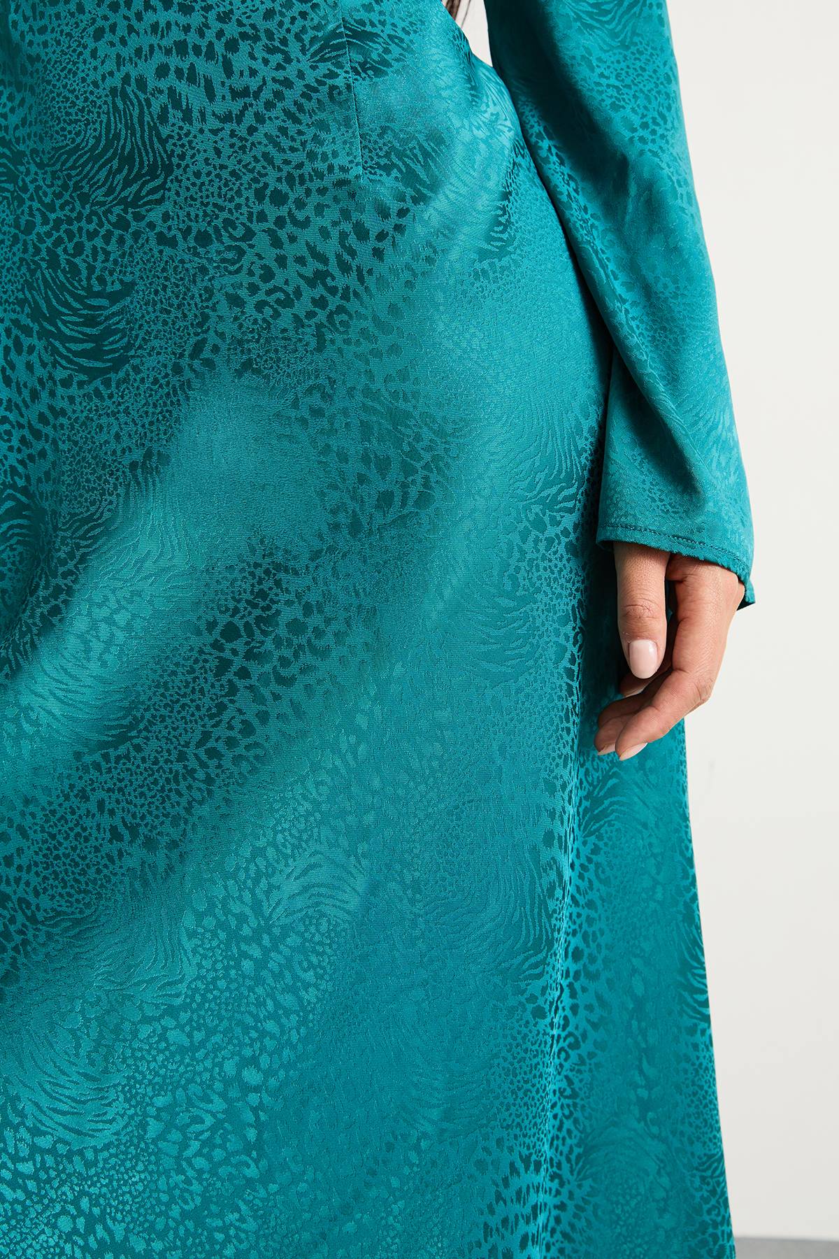 Warehouse Robe Midi Petite en Satin Jacquard avec Insertion de Dentelle et Godets