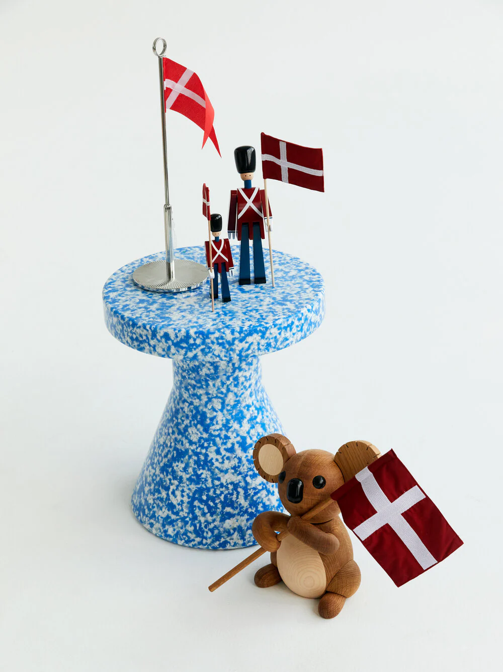 Kay Bojesen  Fanebærer med tekstilflag - H: 28,5 cm.
