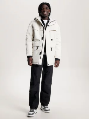 Parka com capuz, acolchoada e com vários bolsos