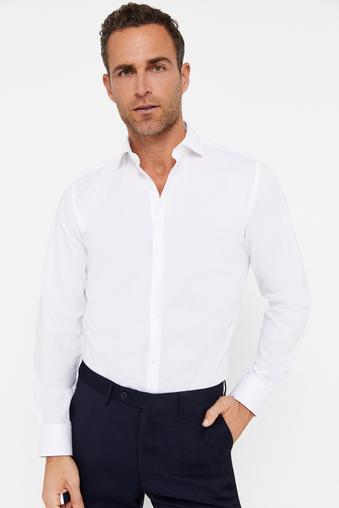 Camisa social lisa, slim fit e fácil de passar - Branca