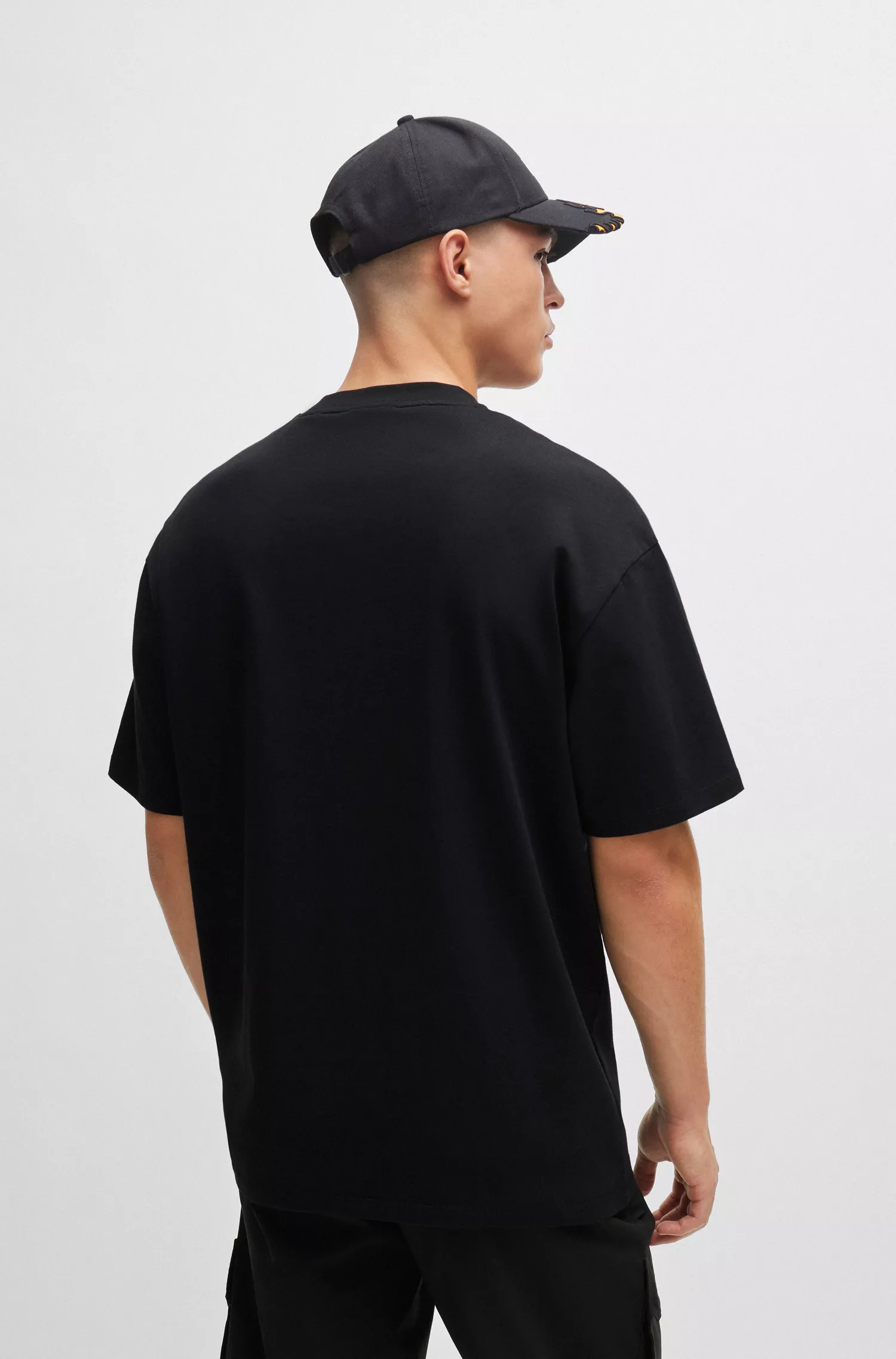 Camiseta HUGO vermelha em malha de algodão com estampa em spray.