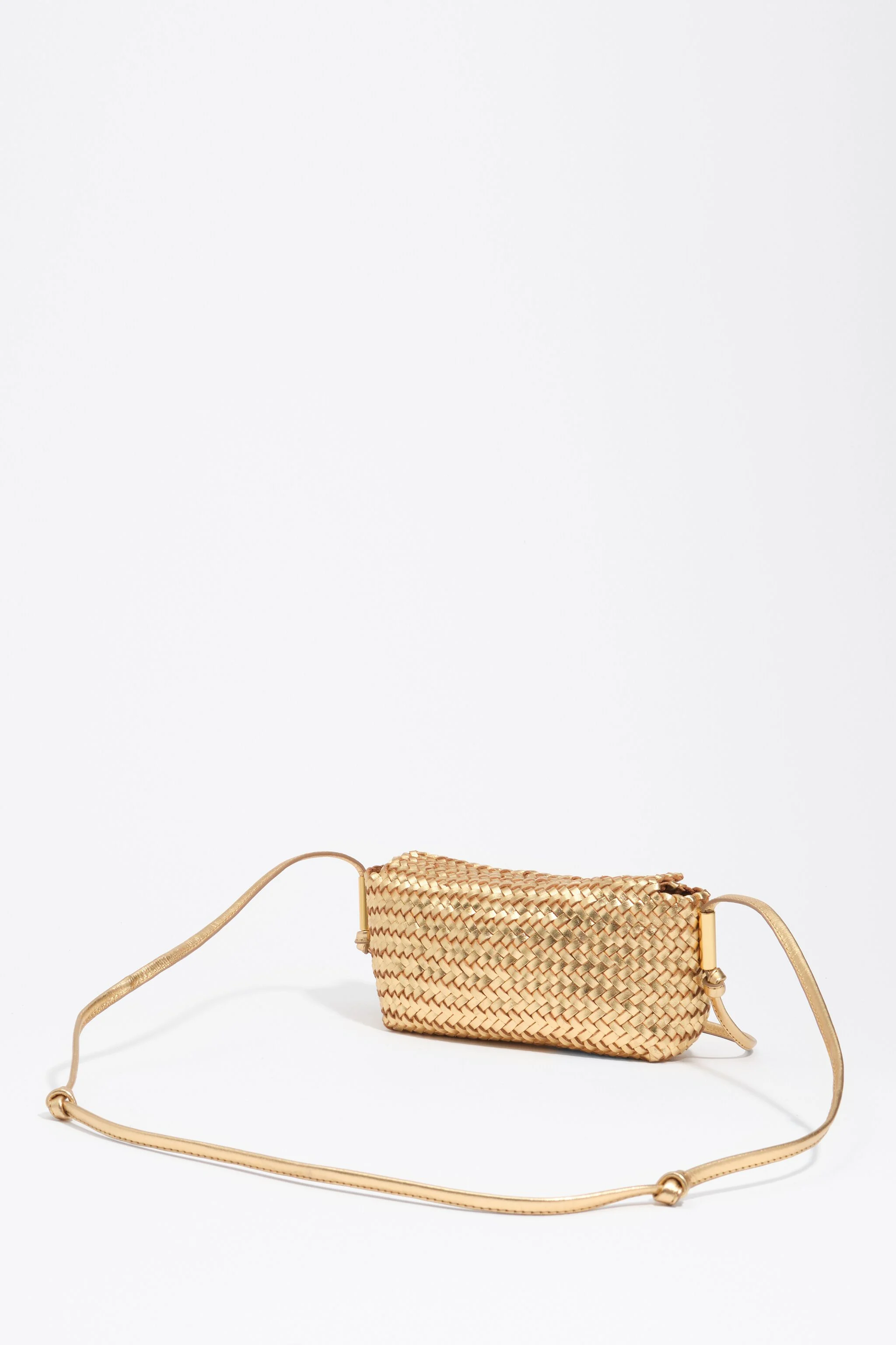 Bolsa transversal mini em couro trançado dourado
