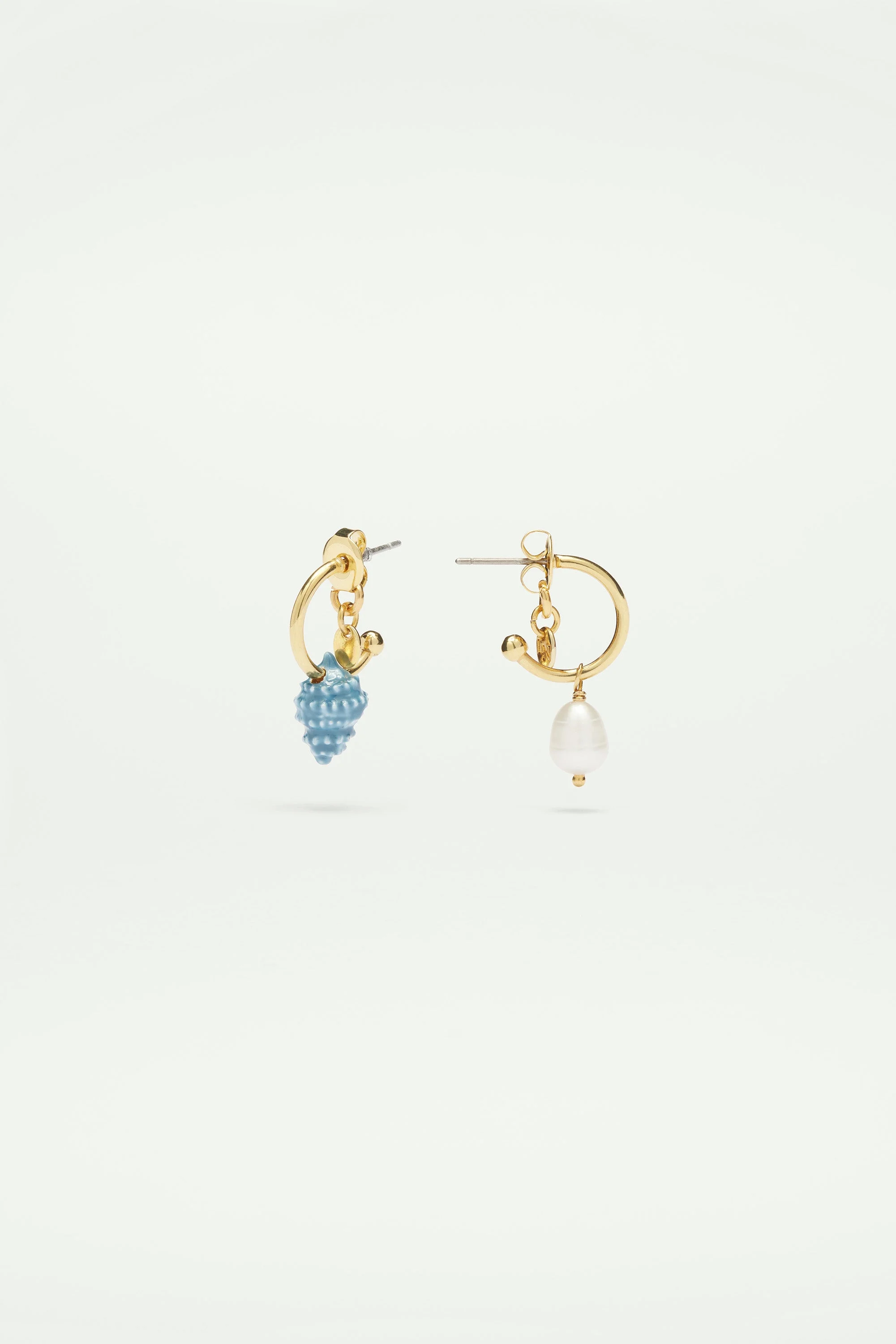 Boucles d'oreilles tiges asymétriques coquillage et perle nacrée | Multicolore