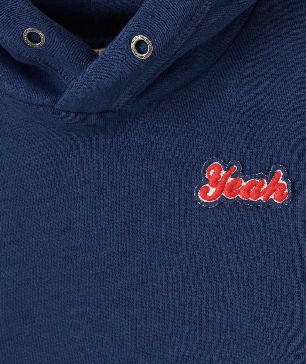 LE SWEAT BLEU MARINE MANCHES COURTES À CAPUCHE