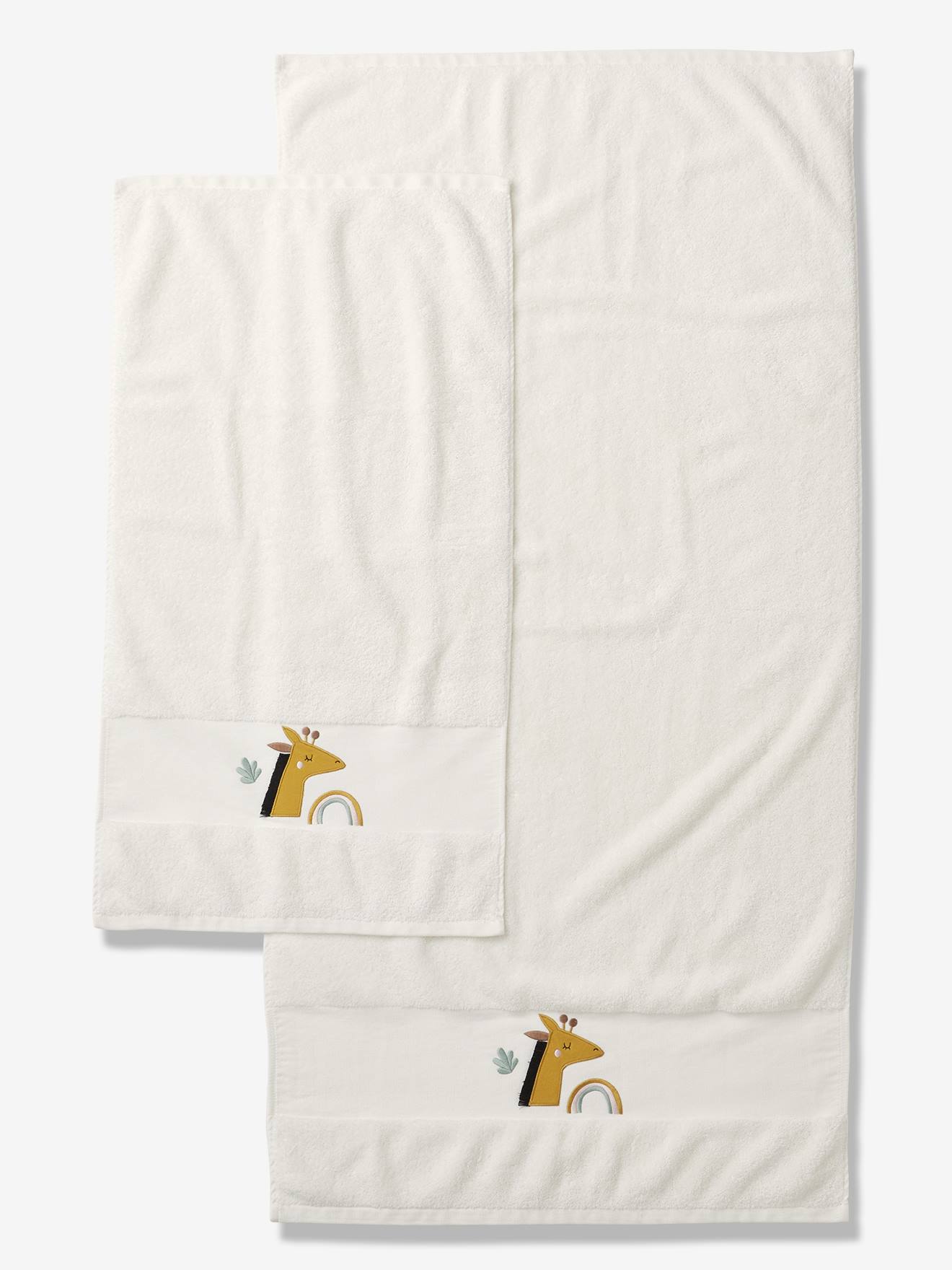 Toalha de banho lisa, branca e clara, com estampas de girafa.