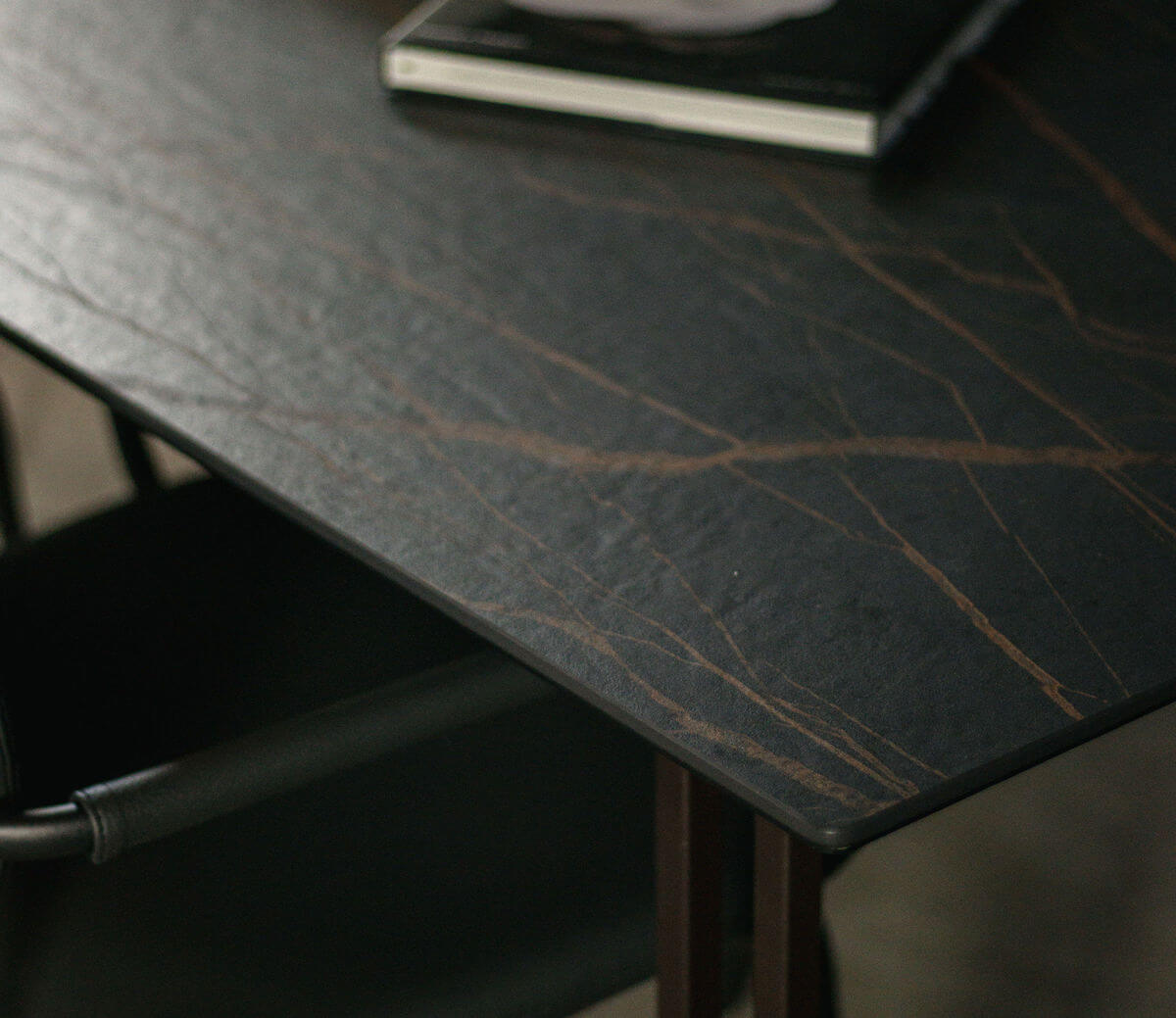 They & Me Tafel Joy – Plat Ovaal – Dekton Laurent 220 x 100 x 75 | Dekton Laurent  | Verjongde Rand | Frame TM404 Marron